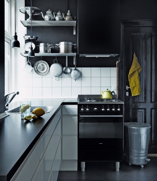 Białe i czarne szafki w kuchni w stylu industrialnym