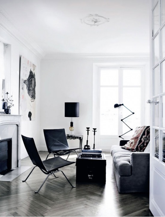 Czarne fotele i dekoracje w salonie