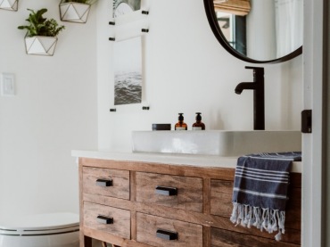 W aranżacji łazienki główną rolę odgrywa piękna drewniana szafka pod umywalką. Całkiem duży mebel posiada aż sześć...