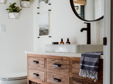 Aranżacja łazienki z piękną drewnianą szafką pod umywalką (55495)