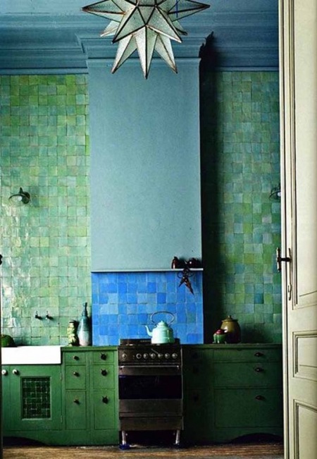 Turkusowe i błękitne płytki na ścianie w zielonej kuchni