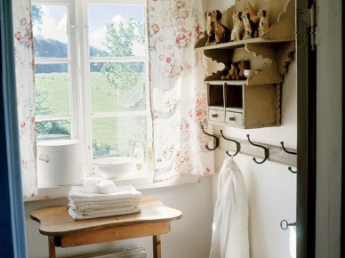 Drewniane półki i stoliki w wiejskiej łazience (19661)
