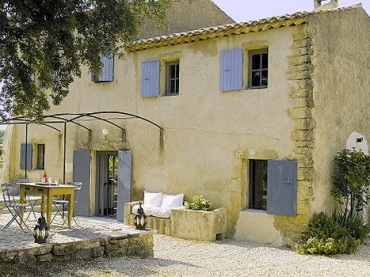 To po prostu wspaniałe powierzchnie domu o nazwie La Petite Bastide, który  położony jest w pobliżu miejscowości...