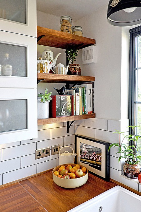 Jak dekorować drewniane półki w białej kuchni ?
