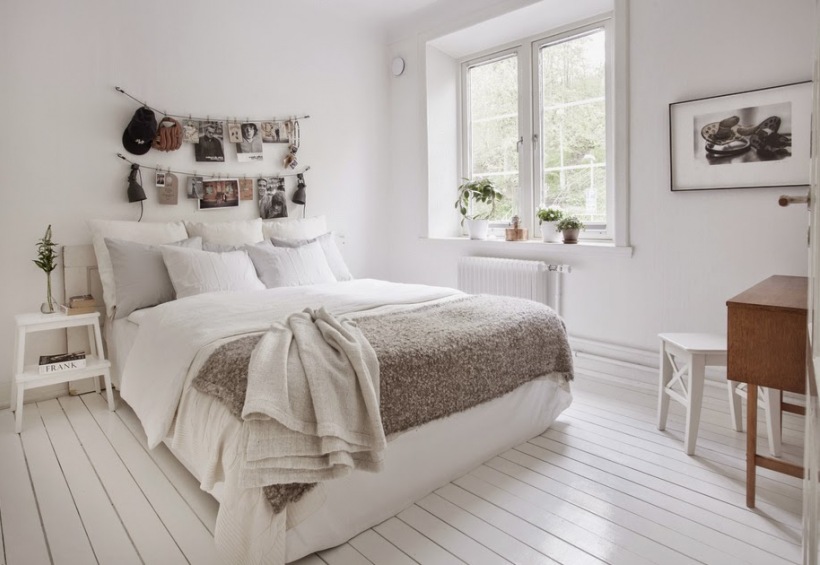Biało-szara sypialnia z drewnianą podłogą