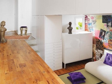cudowne mieszkanie - loft w Barcelonie, które wyróżnia się po hiszpańsku, czyli kolorowo. Różne poziomy mieszkania uczyniły mieszkanie dobrą przestrzenią do ciekawej aranżacji wnętrza. Naturalne drewno na podłogach oraz ciekawe drewnianych i plecionych bryły mebli zdecydowanie określają wnętrze jako eklektyczne, z mieszanką mebli współczesnych. Fiolety w sypialni, ciekawe grafiki i obrazy, pomysłowa kuchnia i piękny taras - mieszkanie marzenie !...