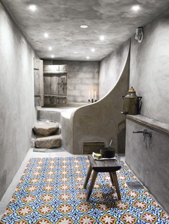 Murowana zabudowa wanny w łazience i etniczna terakota