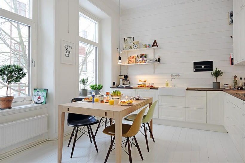 Biała wysoka kuchnia z jadalnią w skandynawskim stylu