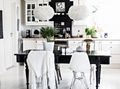 Biała podłoga i kontrastowy czarny stół w kuchni (51570)