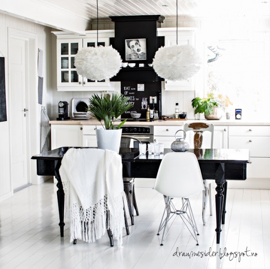Biała podłoga i kontrastowy czarny stół w kuchni