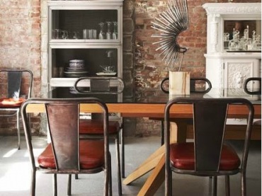 cegła w naturalnym, terakotowym kolorze, surowe, metalowe meble,drewniany prosty stół - przepis na jadalnię w...