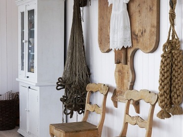 sielski obrazek wiejskiej, skandynawskiej kuchni - biel stylowego kredensu, surowe  krzesła i parę dekoracji z surowego...