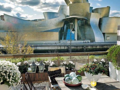  Bilbao, apartament z zapierającym dech w piersiach widokiem na Guggenheim. Wnętrze tak samo awangardowe, nietypowe i piękne. Niepowtarzalne mieszkanie...