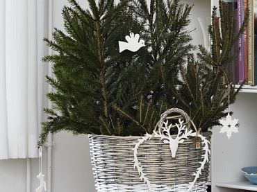w skandynawskich aranżacjach świąteczne dekoracje występują najczęściej w naturalnych materiałach. Są to zielone...