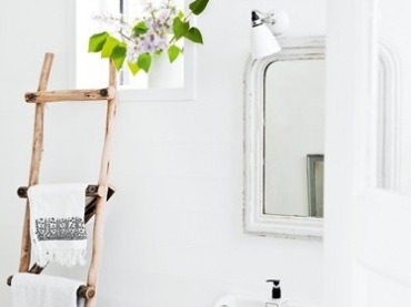Rustykalna drabina z drewna w aranżacji białej łazienki (25562)
