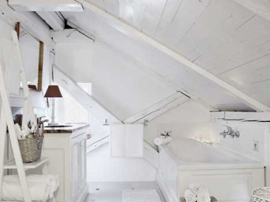 Biała łazienka  na poddaszu  pod skośnymi drewnianymi ścianami (21446)