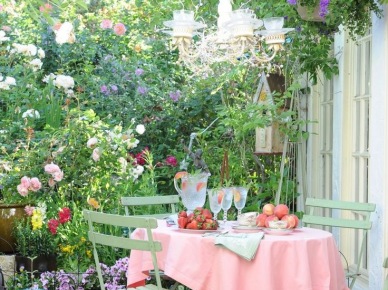 Różowy obrus na okrągłym stole w ogrodzie (24512)