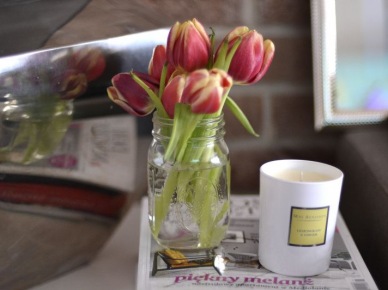 Tulipany i dekoracje w salonie (49596)