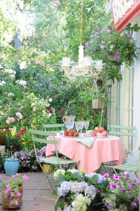 Różowy obrus na okrągłym stole w ogrodzie