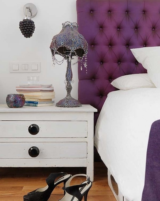 Fioletowe łóżko w białej sypialni