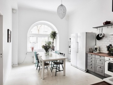 Piękne mieszkanie w stylu skandynawskim, ale urządzone tradycyjnie i w określonej ściśle palecie barw. Od bieli,...
