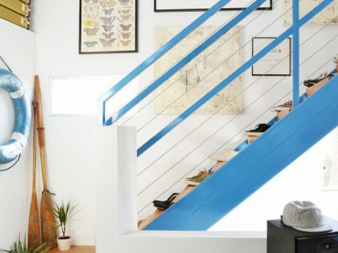 Niebieskie schody dodają wyrazu wnętrzu i nawiązują do marynistycznego stylu przedpokoju. Podobnie koło ratunkowe,...