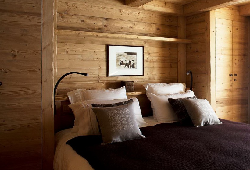 Drewno na ścianach w sypialni w alpejskiej  zimowej rezydencji