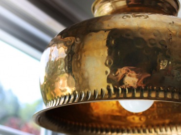 Złota lampa w kuchni (41637)