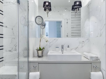 Aranżacja eleganckiej łazienki, która bazuje na nowojorskim stylu. Duże lustro powiększa optycznie przestrzeń i...