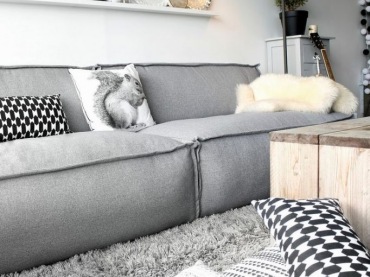 Pokój dzienny urządzony  z minimalizmem w skandynawskim stylu. Półeczki ribba z Ikei są fajnym pomysłem na postawienie obrazków, zdjęć czy innych drobnych dekoracji. Wystarczy powiesić ją nad łóżkiem czy sofą i wyeksponować choćby książki. Do tego drewniany...