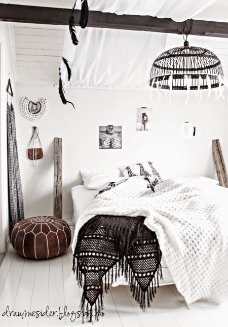 Biało-czarna sypialnia z dodatkami w drewnie i skórze