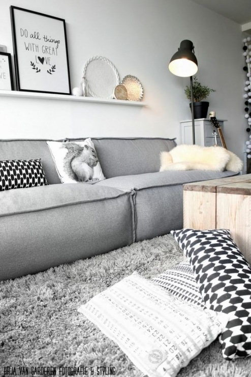Pokój dzienny urządzony  z minimalizmem w skandynawskim stylu. Półeczki ribba z Ikei są fajnym pomysłem na postawienie...