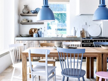 bajeczna kuchnia z niebieskimi, wręcz lazurowymi lampami ! błękity pasują do drewnianych belek, stalowych półek -...