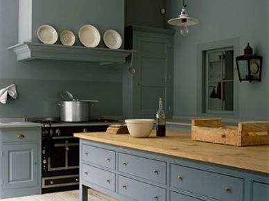 Ciemnoszare ściany i szafki w ttradycyjnej kuchni z kuchenną wyspą i retro piekarnikiem (25625)