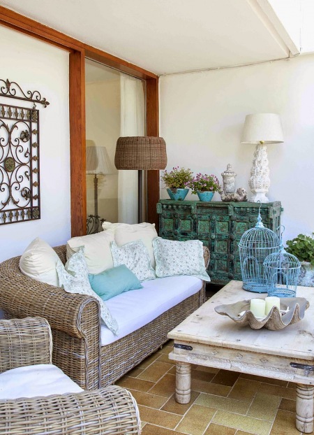 Wiklinowa sofa z fotelem,orientalny bielony stolik,kamienne lampy stołowe i turkusowa komoda z Indii