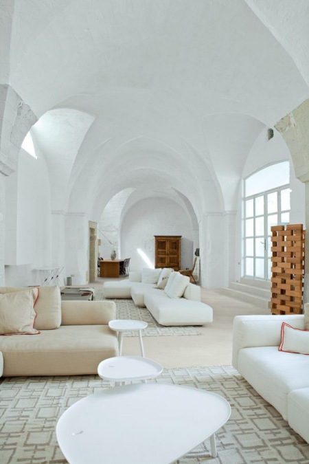 Otwarty salon w bieli w śródziemnomorskim stylu