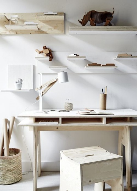 Eko biuro w minimalistycznej biało-drewnianej aranżacji