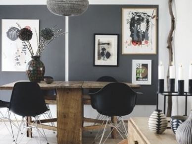 Drewniany stół vintage z nowoczesnymi czarnymi krzesłami i ażurową czarną lampą i ścianami (21063)