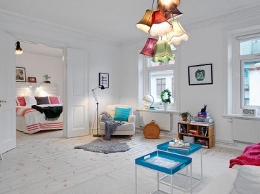 Kolejne mieszkanie w stylu skandynawskim - jasne i z kolorowymi dodatkami, to co dzisiaj najmodniejsze. Każdy znajdzie...