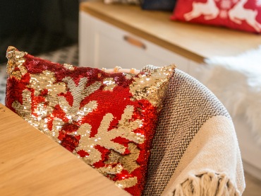 Czerwona poduszka ze złotymi śneżynkami (56836)