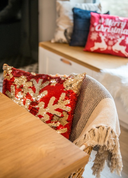 Czerwona poduszka ze złotymi śneżynkami