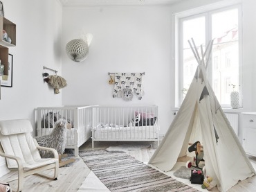 Białe łóżeczka,półki boxy ze sklejki na ścianie,namiot tipi w pokoju dziecięcym (48137)