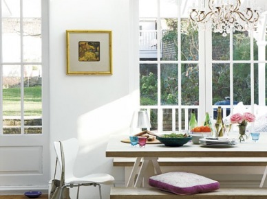 Stylowy żyrandol ze szklanymi paciorkami, drewniany stół z ławką i metalowymi nowoczesnymi krzesłami (22601)