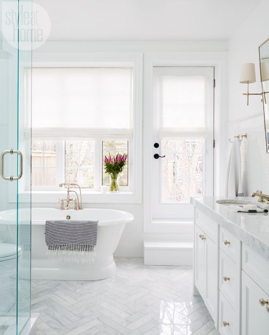 Elegancka biała łazienka z dużymi oknami