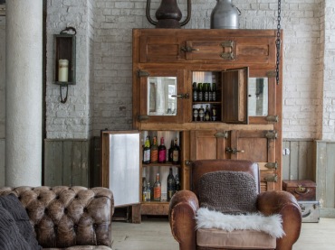Piękny salon urządzony w stylu francuskim - cudowna drewniane meble, pikowana sofa i industrialne oświetlenie. Boska...