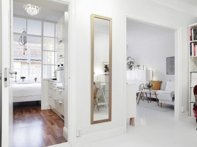 Białe i drewniane podłogi w mieszkaniu urządzonym w stylu skandynawskim (27864)