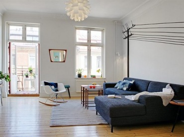ciekawa, skandynawska aranżacja mieszkania  z czarno-białymi naklejkami na ścianie. przykład, jak łączyć modne tapety i...
