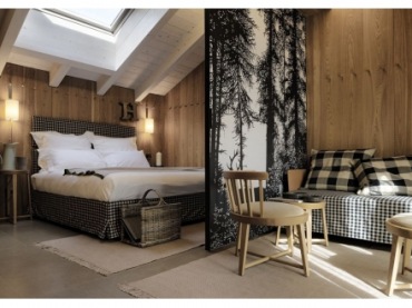 piękny przykład aranżacji sypialni na drewnianym poddaszu - optymalne wykorzystanie przestrzeni ze skosami.Boazeria...