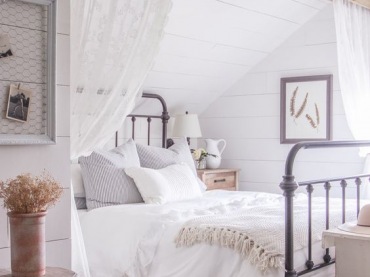 Białą sypialnię na poddaszu urządzono w przytulnym i romantycznym stylu. Drewno dodaje wnętrzu naturalności. Aranżacja...