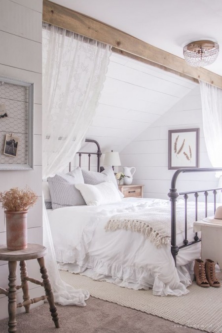 Biała romantyczna aranżacja sypialni na poddaszu